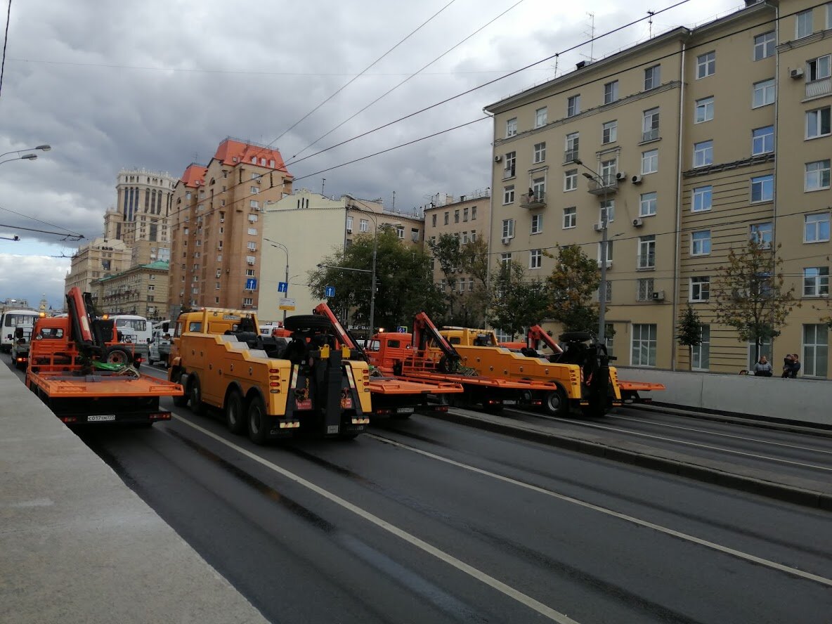 Парад мусоровозов в центре Москвы. Русские идут?