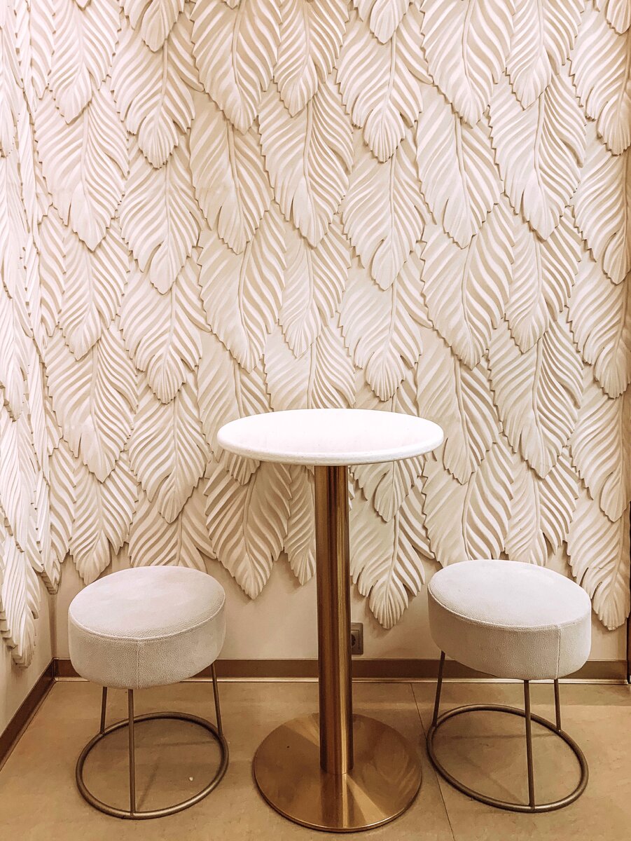 Много золота, но удивительно лаконичный интерьер.Стены покрыты объемными листьями и как-то по-осеннему смотрятся. Красивая витрина с тарталетками, к которой и в будни, и в выходные стоит очередь из фуди.