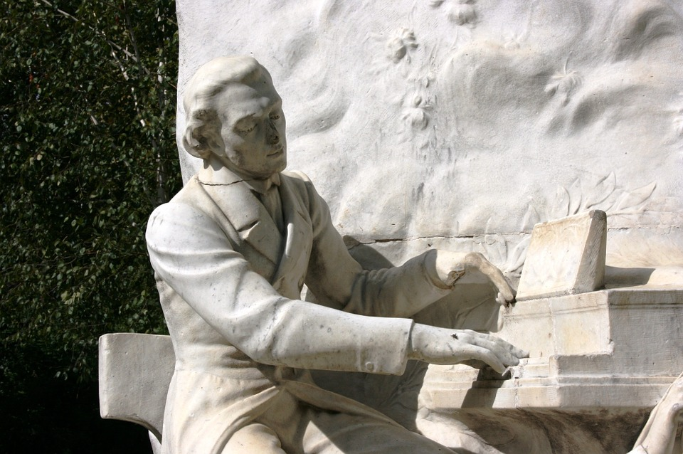 https://cdn.pixabay.com/photo/2014/10/25/23/17/chopin-503212_960_720.jpg