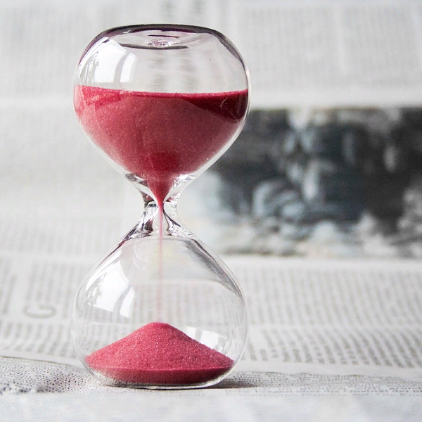 https://cdn.pixabay.com/photo/2015/02/01/22/37/hourglass-620397_960_720.jpg