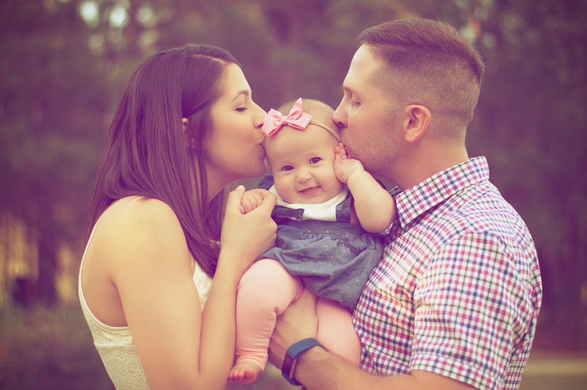https://www.pexels.com/photo/affection-baby-baby-girl-beautiful-377058/