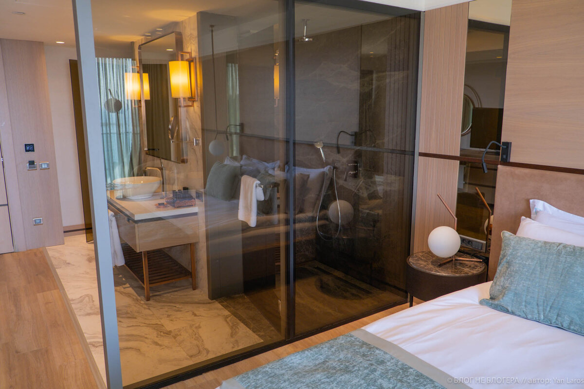 Душ с прозрачными стенами и балкон с видом на лагуну. Немецкие туристы обожают этот отель