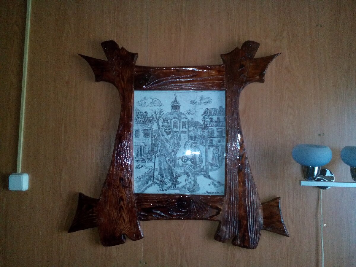 Рамка для зеркала из дерева на стену