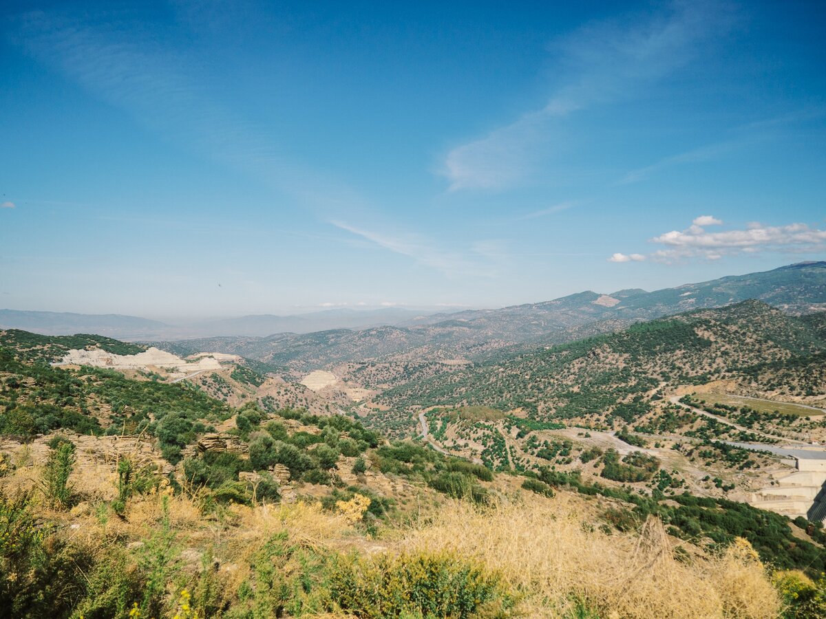 дамбу отсюда не видно