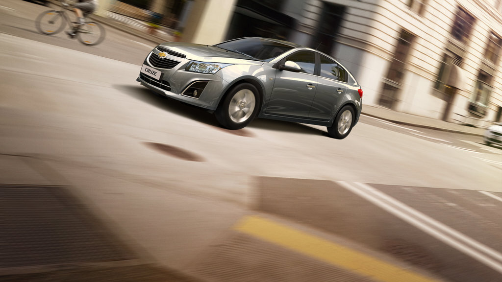 Chevrolet Cruze был представлен на Российском рынке с 2008 по 2015 год, в 2012 году был проведен рестайлинг, изначально его продавали, только в кузове седан, в 2011 году вышел хэтчбек, а в 2012...