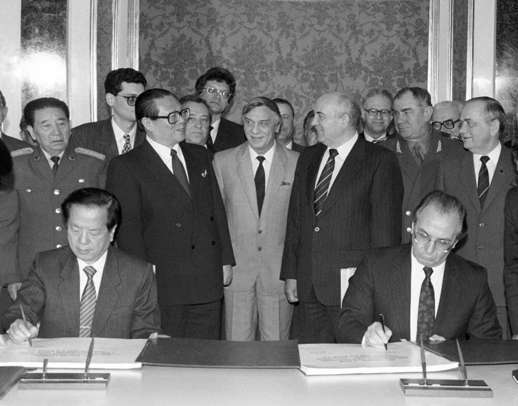 Подписание Договора о границах . 1991г. Москва