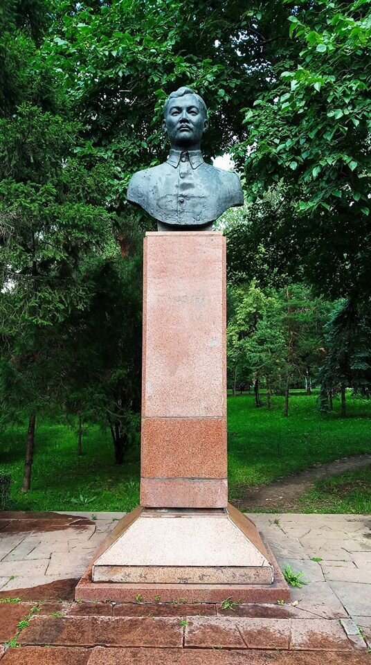 Бюст М. Масанчи в "Аллее выдающихся деятелей". Алматы.  Июнь 2019 г. Фото Романа Романенко