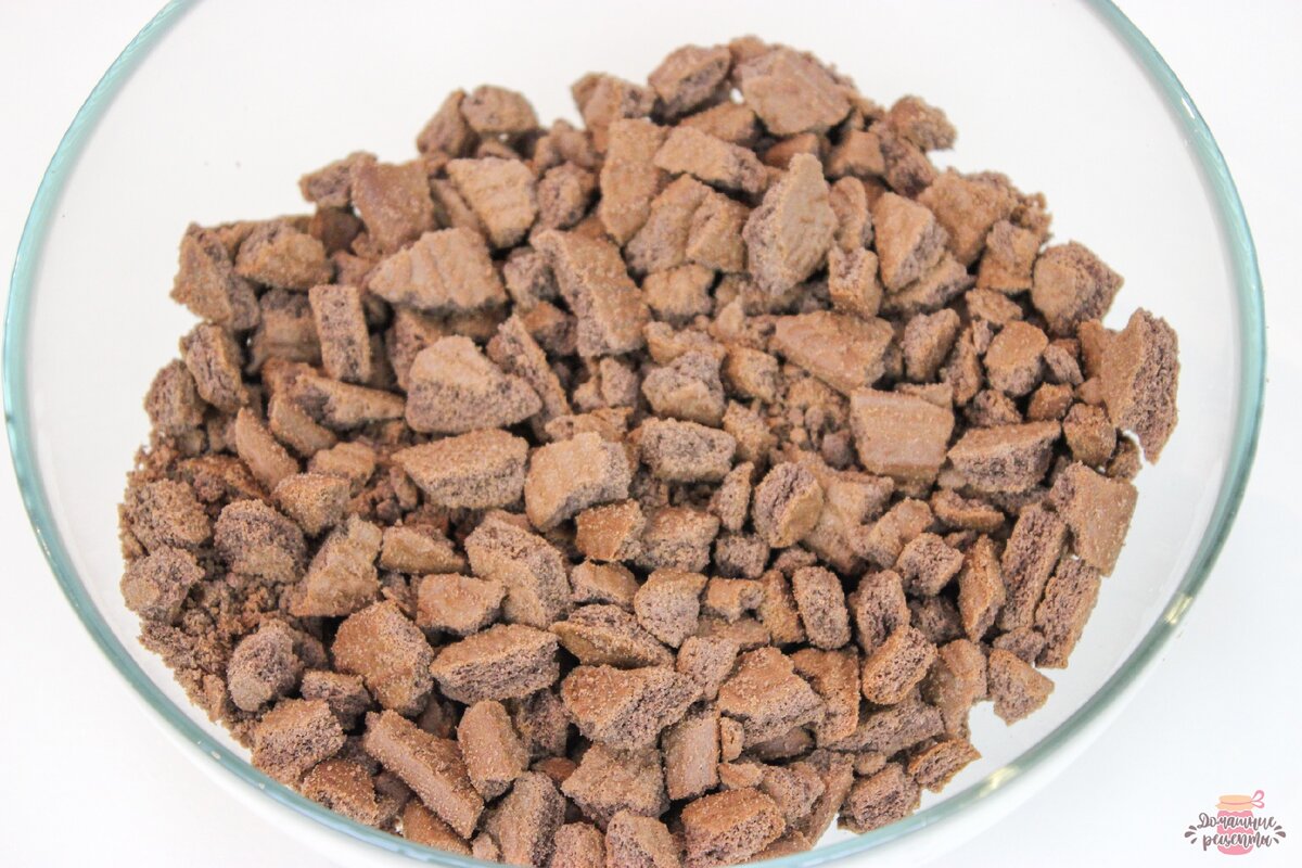 Для этого десерта подойдет любое песочное печенье. Я буду использовать шоколадное, так десерт будет ярче. Печенье поломать на небольшие кусочки.