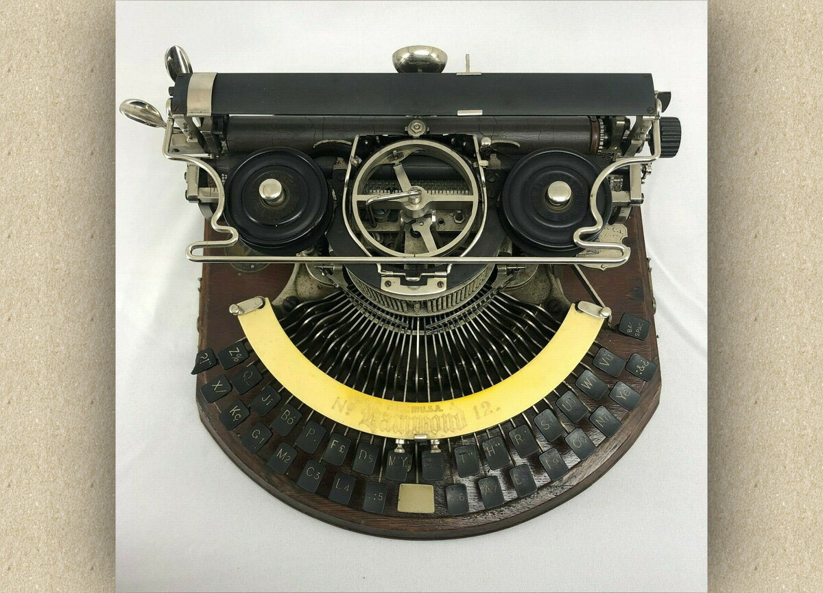 Антикварная печатная машинка.