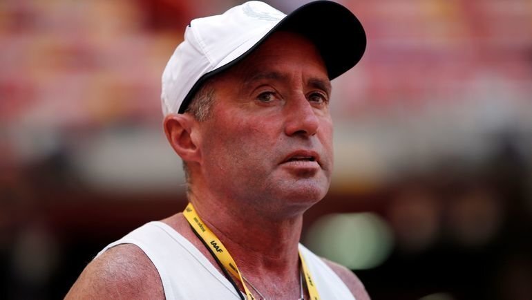 Выдающийся тренер пол лёгкой атлетике Альберто Салазар, который тренировал Фару в период его выдающейся карьеры и 4-х олимпийских побед был пойман на использовании запрещённых препаратов и как следствие был дисквалифицирован на 4 года. Все кто тренировался в группе Салазара попали под подозрение, в том числе и английский легкоатлет.