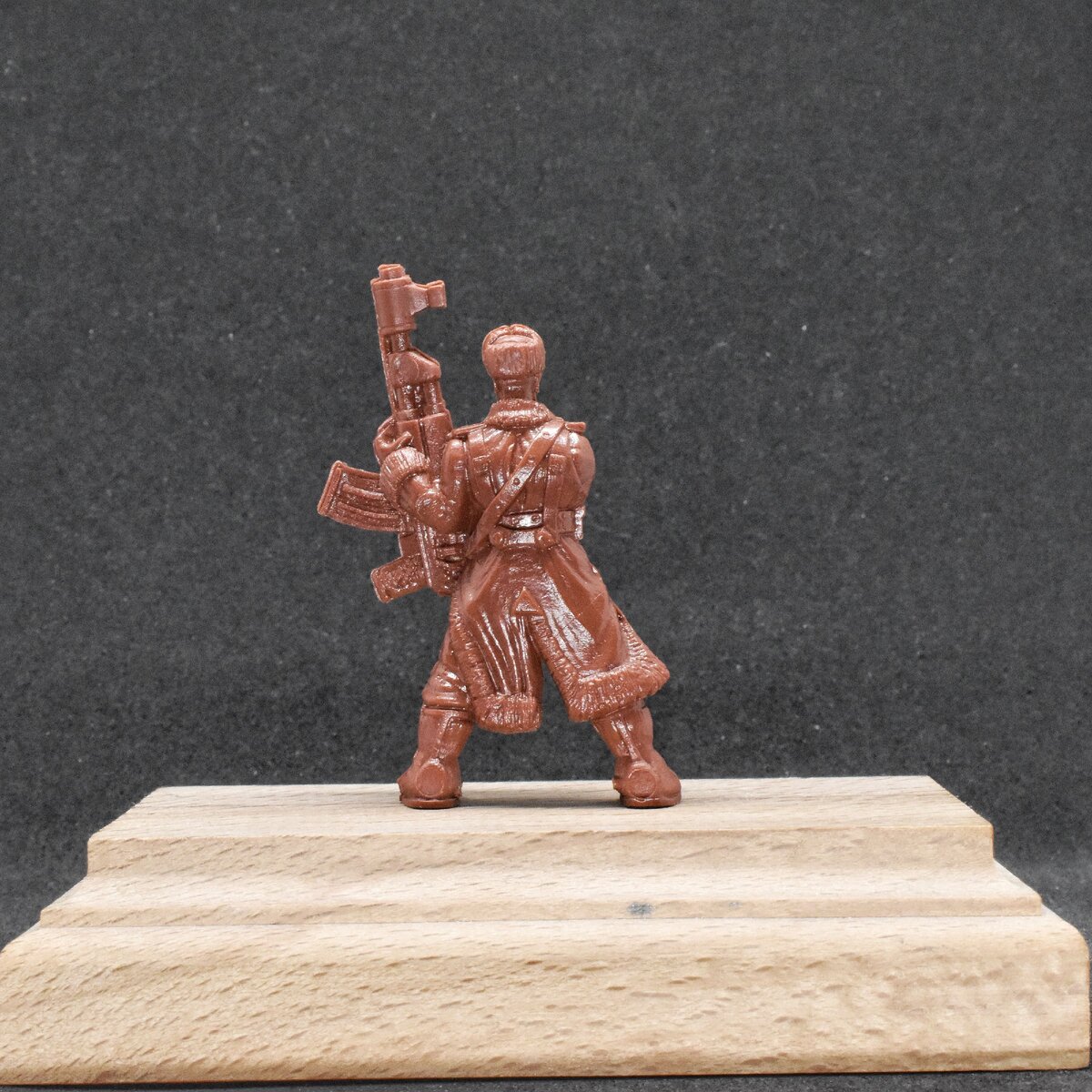 На спине разгрузка и подсумок.