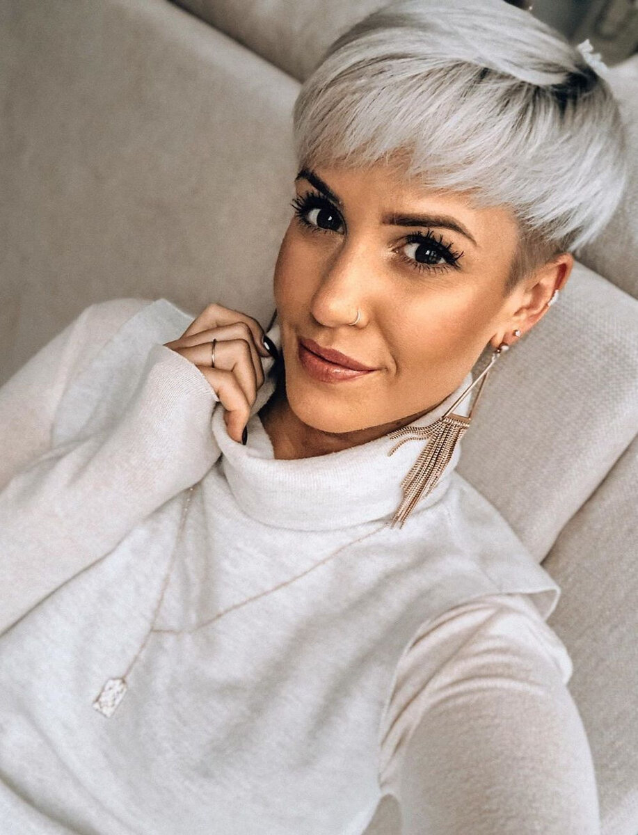 Удлиненная пикси 2021. Модные прически в этом году. Пикси маллет стрижка. Стрижка паж 2022 женская. Стильные стрижки.