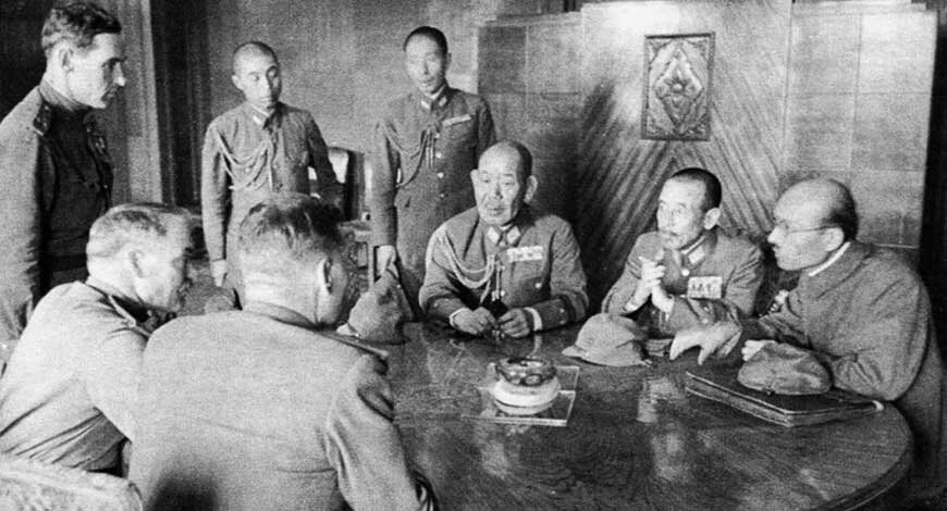Лично к императору приставили генерал-лейтенанта Исиоку, который присматривал за Пу-и, его семьей