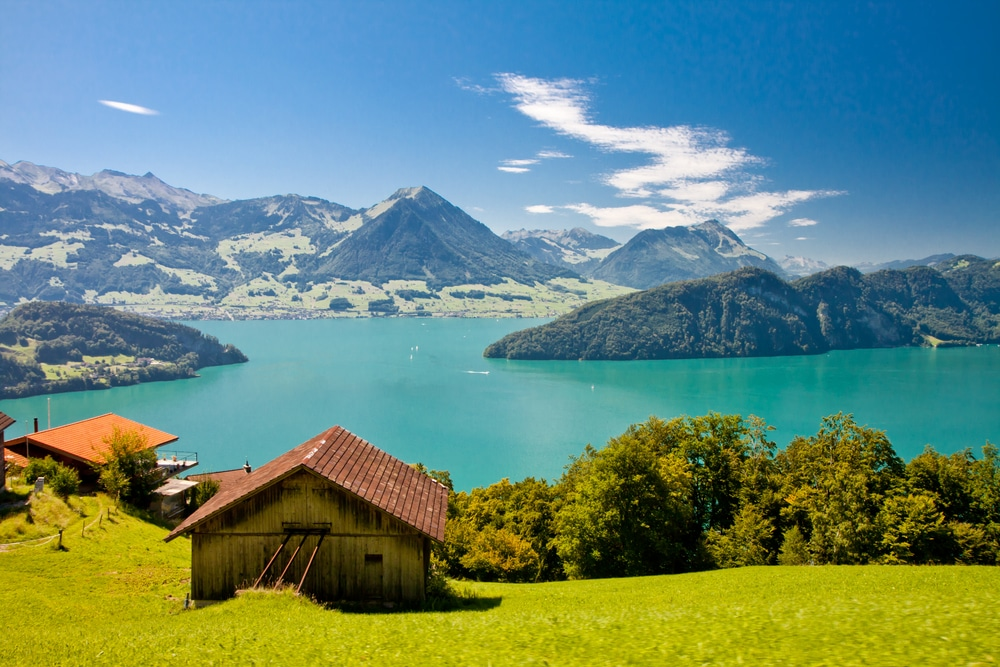Швейцария маленькая страна. Фирвальдштетское озеро Швейцария. Фирвальдштетское озеро Швейцария Люцерн. Фирвальдштеттское озеро (Люцернское озеро). Озеро Арненси Швейцария.