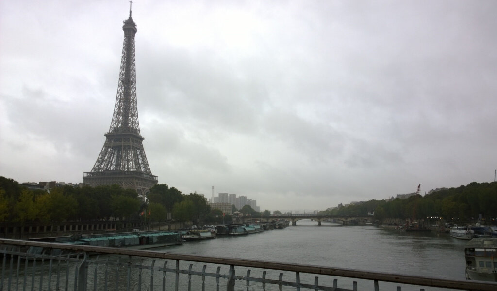 Дождливый, неприветливый Париж