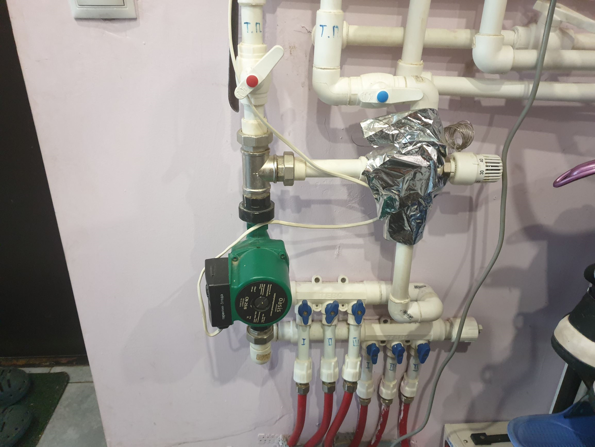 Простая система, часть воды с обратки подсасывается в подачу. 