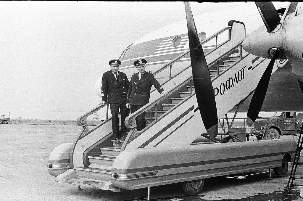 Первый аэропорт Алм-Аты был построен в 1923 г. находился в районе Центрального стадиона. В 1935 г. был построен уже существующий аэропорт, до 1990 г. входивший в состав Казахского управления гражданской авиации. Аэропорт (старое здание), построен в 1936 году по проектам архитектор .Б. Заварзина и Г. Елькина, а в 1957 году его перестроили по проекту Б. Капанова, и здание приобрело национальный колорит. В 1975-м году состоялась первая реконструкция здания. В период с 2000 по 2010 - его вновь подвергли капремонту и оно окончательно утратило свой прежний вид ...
2.

