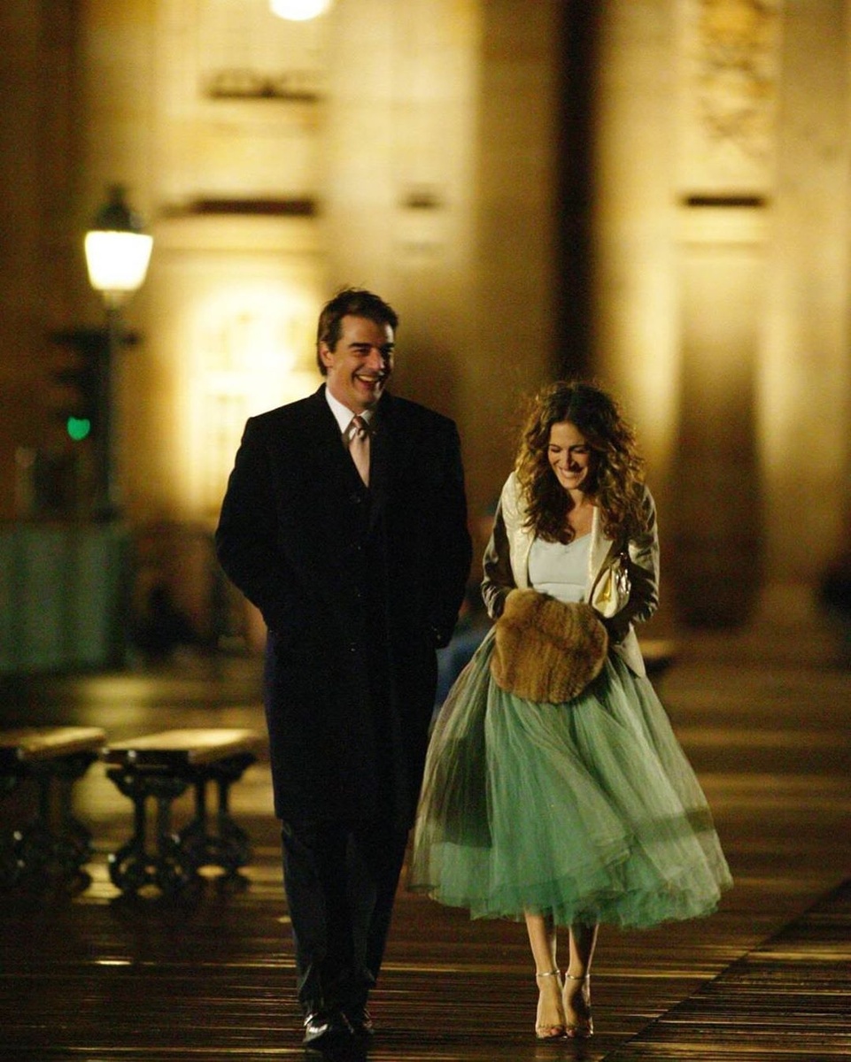 Кстати было снято 2 альтернативные концовки, в одной Кэрри остается с мистером Бигом, в другой выходит замуж за Петровского. 