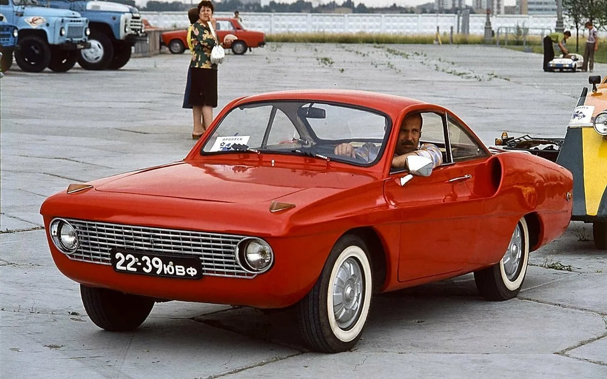 Один из автомобилей "Спорт-900"