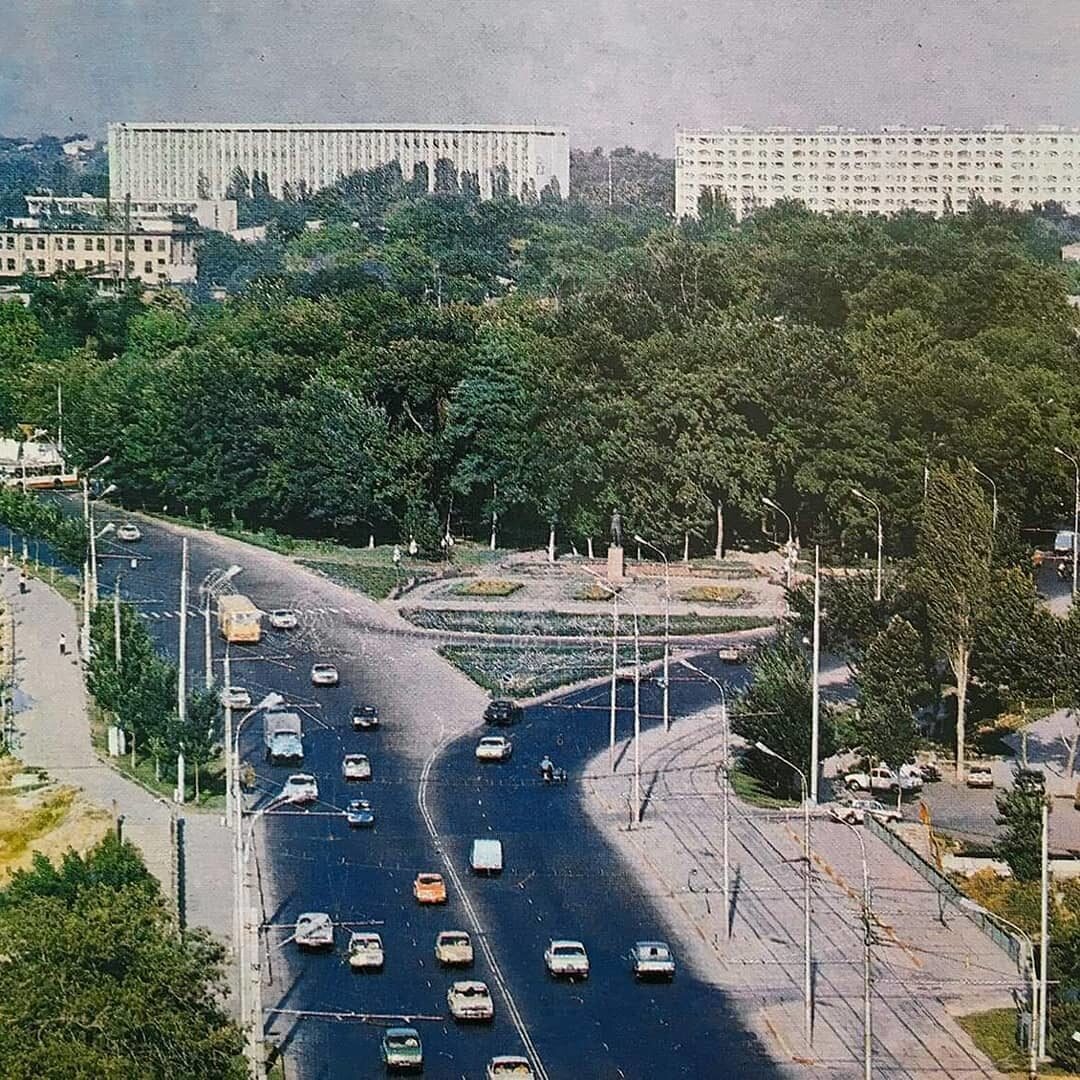 Площадь время, еще трамваи ходят.