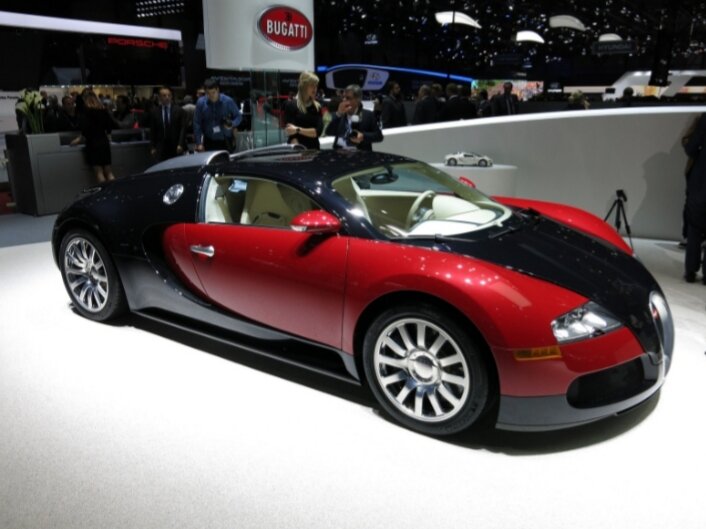 Так вышло, что в топе соседствуют разные модели одной линейки авто. Veyron — предшественник Chiron. Джеймс Мэй из Top Gear сравнил его однажды с самолётом — так комфортно и непринужденно он разгонялся до бешеной скорости. Широн был запланирован как более быстрая версия этого автомобиля, но всё-таки не смог его обогнать.