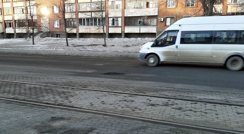 Яма в асфальте обыкновенная, дорожная. Фото от 04 марта 2020 г, место действия: Челябинск, ул. Горького, в районе дома 63.  
