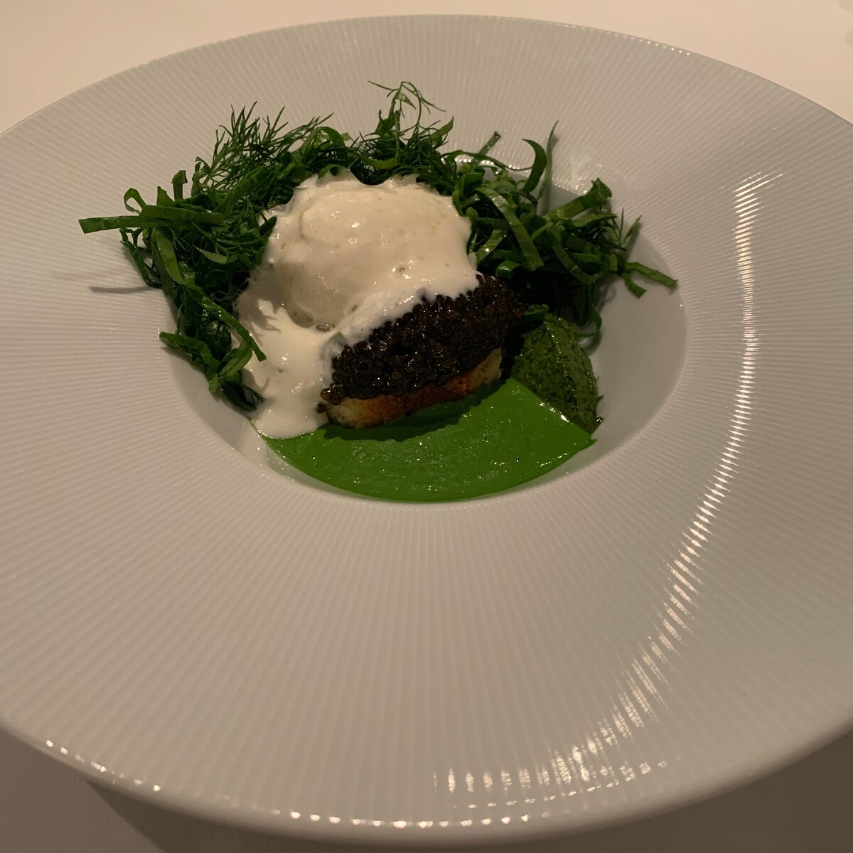Яйцо пашот в сливочном шпинате с черной икрой