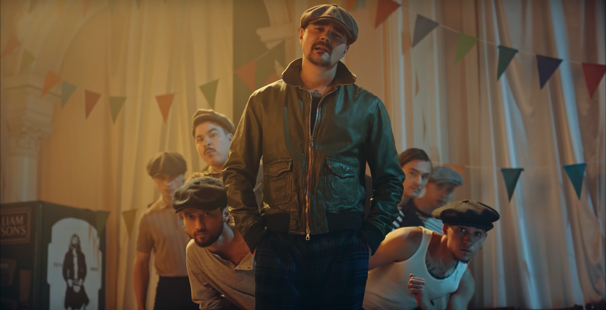Кадр из клипа "Танцы" группы The Hatters
