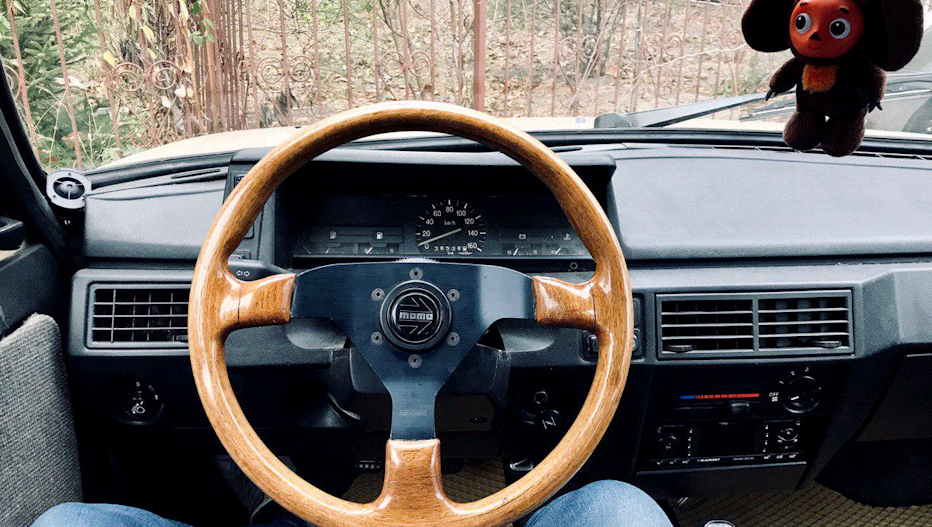 (интерьер автомобиля, Максим уже заменил руль, подробности будут ниже)