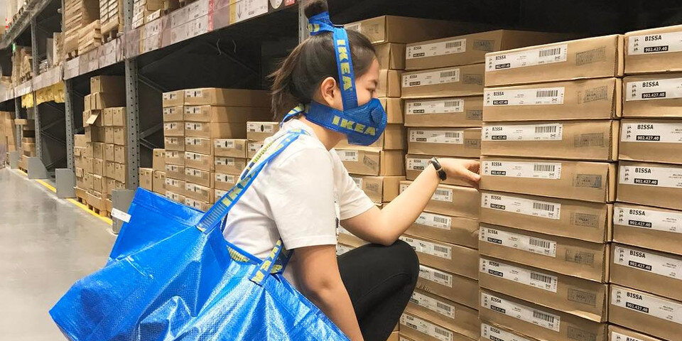Изображение китайского дизайнера Zhijun Wang: маска из сумки IKEA FRAKTA