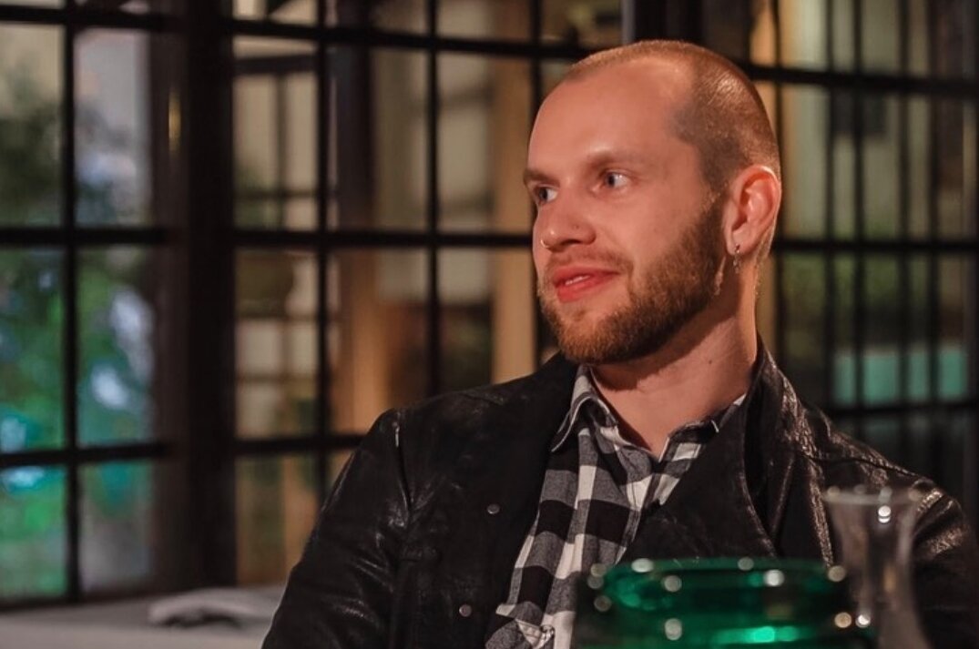 Холостяк почему. Последний холостяк 2022. Александр гранков и димаш адилет. Холостяк почему. Одинокий мужик на кухне.