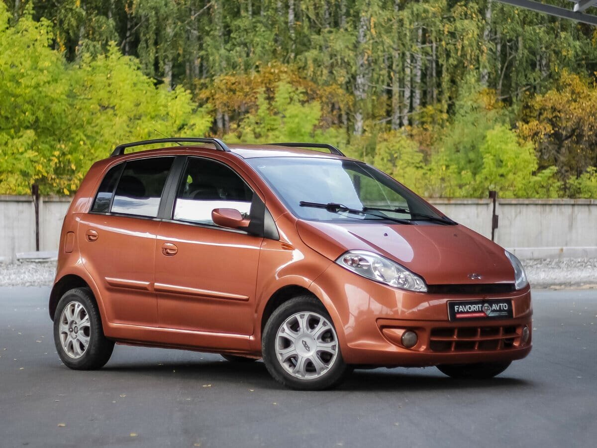 
Автомобиль малого класса произведен в Китае совместно с компанией Chrysler. Авто оснащается автоматической коробкой скоростей или 5-ступенчатой механической, имеет объём двигателя 1,3 литра и мощность в 83 лошадиные силы.