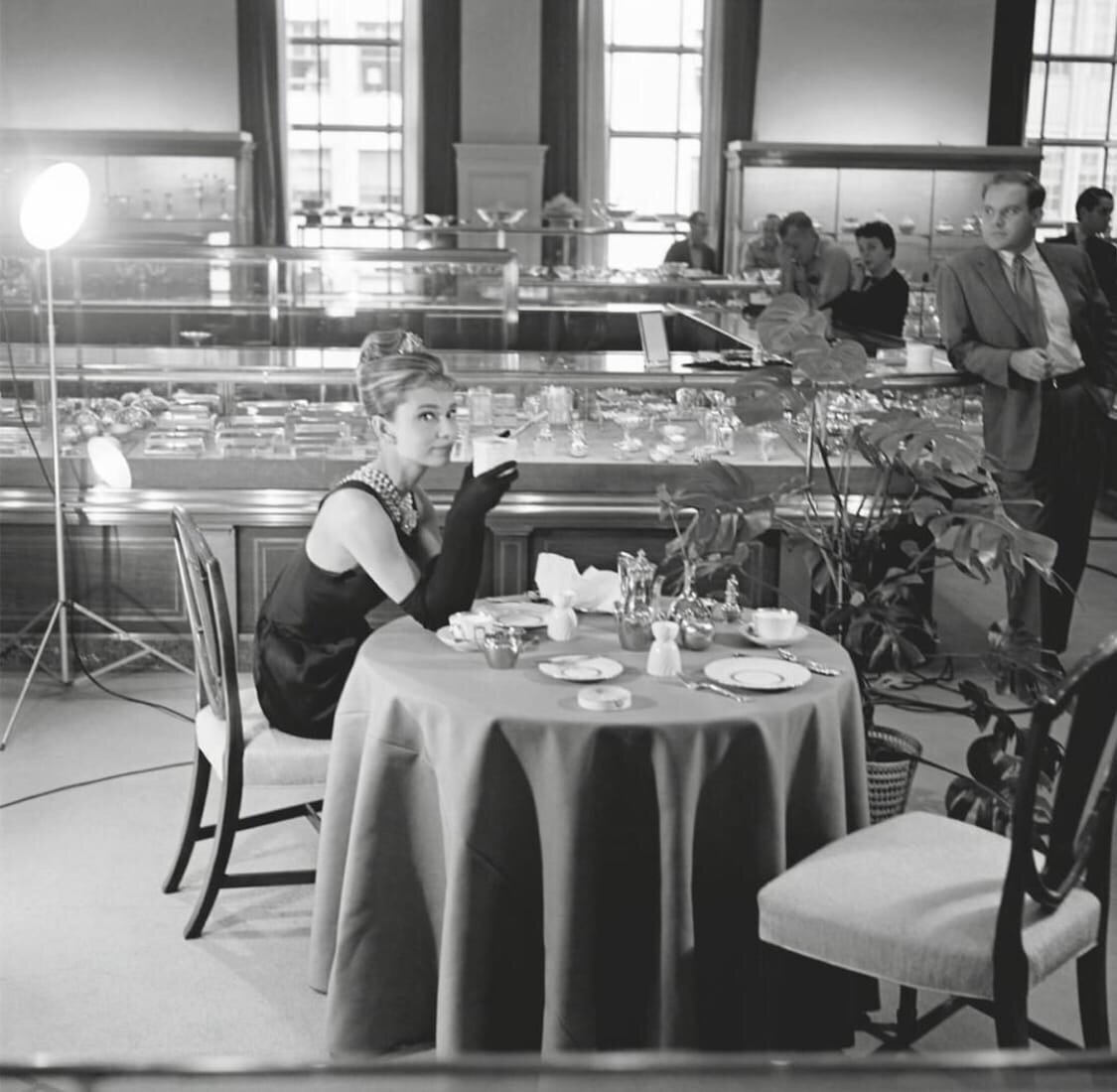 Одри Хепберн на фотосъемке в бутике Тиффани, на 5 авеню.