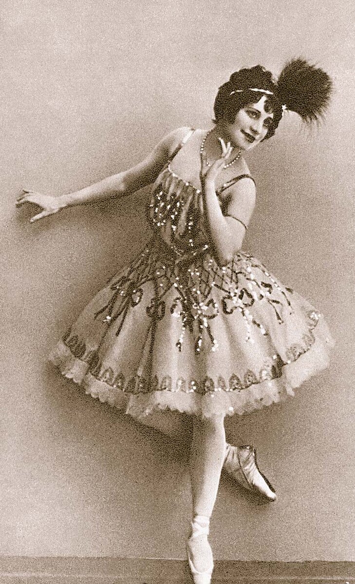 Викторина Кригер, по мнению биографов, являлась сестрой первой жены Евгения Петросяна.