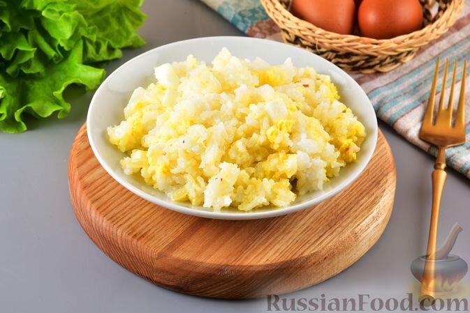 рис, яйца, лук репчатый, соль, перец чёрный молотый, масло сливочное