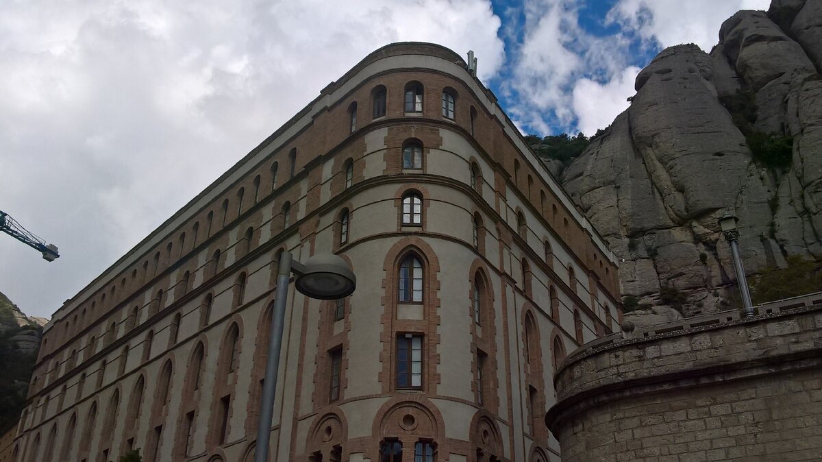 Здание монастыря