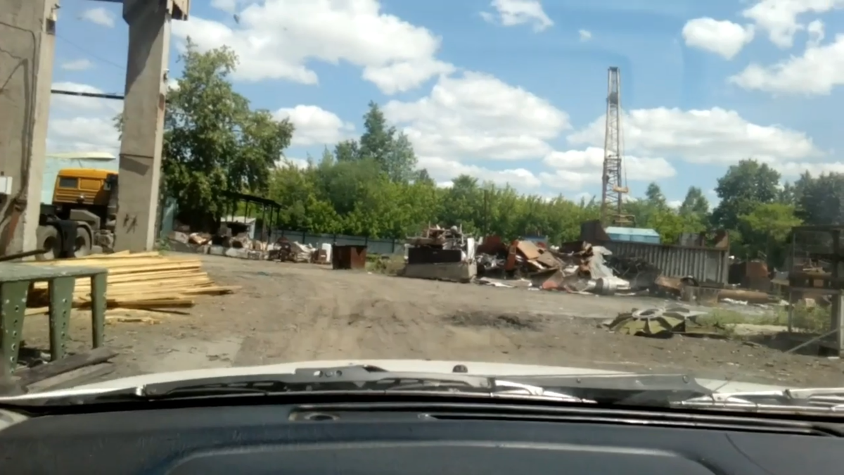 Это мы с другом приехали на металлоприёмку. В тот год алюминий здесь принимали дорого.