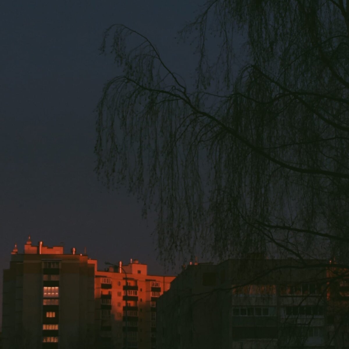 Комната с окном. Закат в окне. Солнце тает в окне. Москва свет тает в окне. Солнце тает в окне.