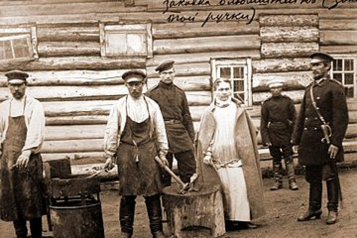 Соньку золотую ручку заковывают в кандалы. Фото взято с ресурсов Яндекс картинки