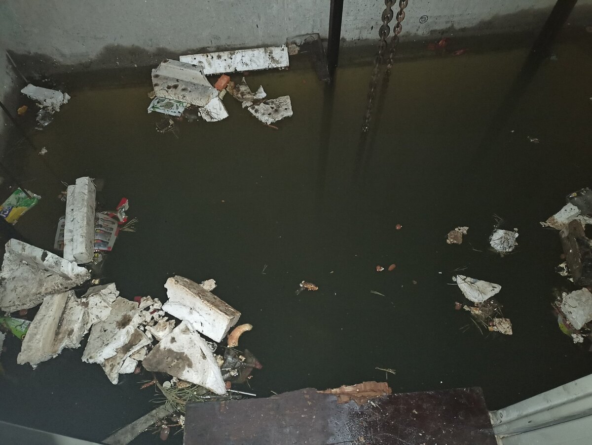 Вода пришла в подземную парковку и потопила приямок лифта.Воды 6 кубов.