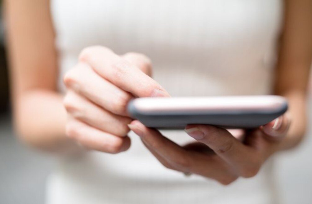 Человек с телефоном. Help your phone. Девушка с телефоном в руках. Звонок по сотовому. Человек выбирает смартфон.