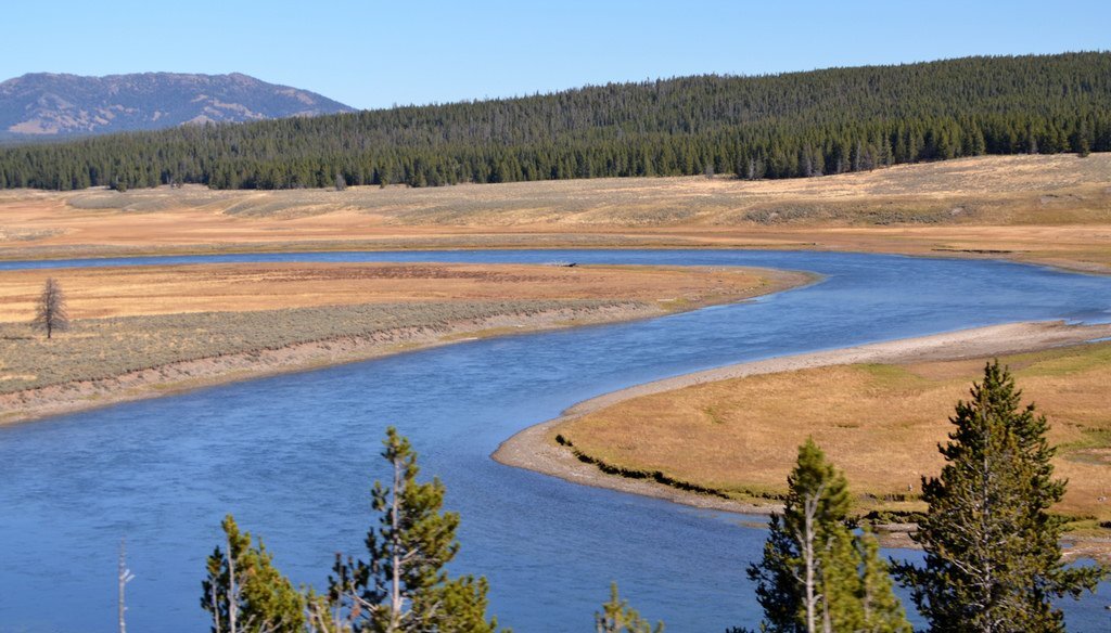 Берега рек без растительности.