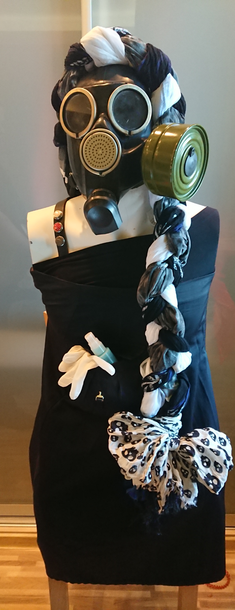 из секонд-хенда юбка и шарф с черепами