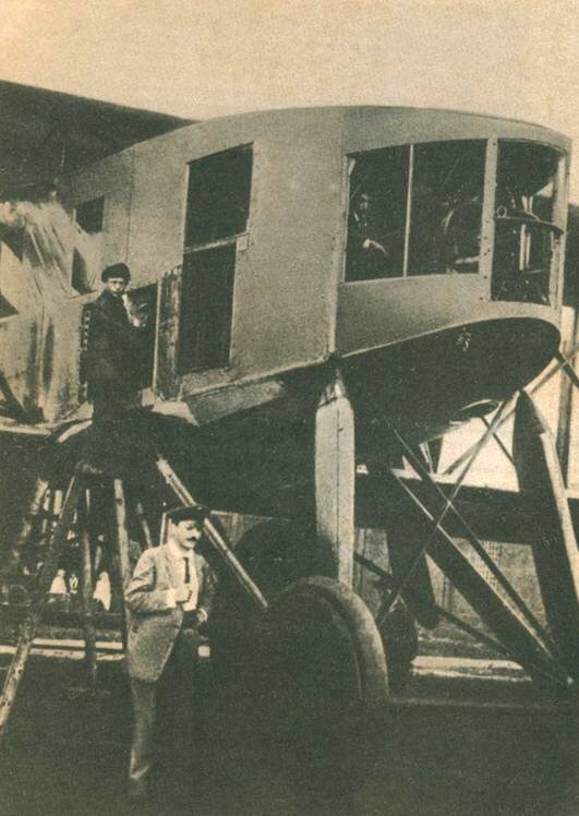 Самим первым тяжёлым самолётом был русский аэроплан «Святогор», созданный в период Первой мировой войны. Сохранились фотографии 1916 года, на которых изображён самолёт-гигант, на постройку которого затратили порядка двухсот тысяч рублей — деньги по тем временам значительные. Полётный вес «Святогора» составлял 6500 кг. Аэроплан мог достигать потолка высоты в 2500 м при фантастической тогда скорости для подобного типа машин в 114 км/ч. Продолжительность полёта крылатого гиганта равнялась тридцати часам! Создателем этого уникального самолёта был талантливый русский авиаконструктор, один из лучших учеников академика Жуковского, Василий Андрианович Слесарев.