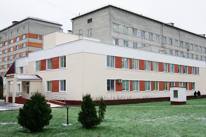 При этом необходимо отметить, что родильный дом Брянской областной больницы №1 частично перепрофилировали для приема больных коронавирусом. Но контингент этих пациентов особенный: здесь принимают беременных женщин, у которых диагностирован коронавирус, сообщает «ГТРК Брянск».