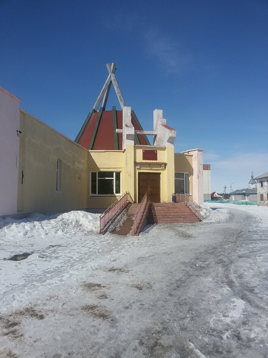 Стилизация здания под традиционное жильё саами в с. Ловозеро