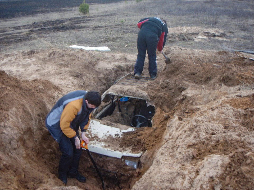 Парень нашёл закопанный в поле автомобиль ?⚰️?‍♂️