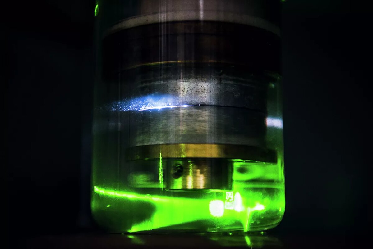 © Фото : пресс-служба НИТУ "МИСиС" (Процесс синтеза нанодисперсных частиц меди)