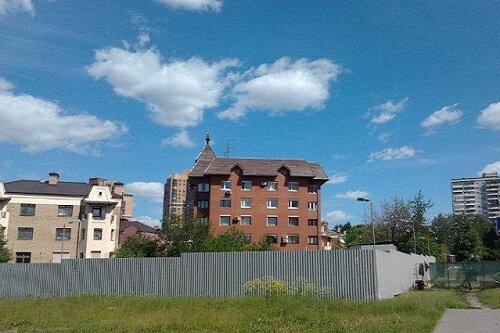 В квартире, обозначенной в декларации Владимира Вольфовича, как «переданная в безвозмездное пользование» – три уровня. Площадь жилья составляет 436 кв. м. Первый этаж вмещает просторную комнату для приема гостей и зал, оборудованный камином. Здесь же предусмотрена кухня и ванная комната. 