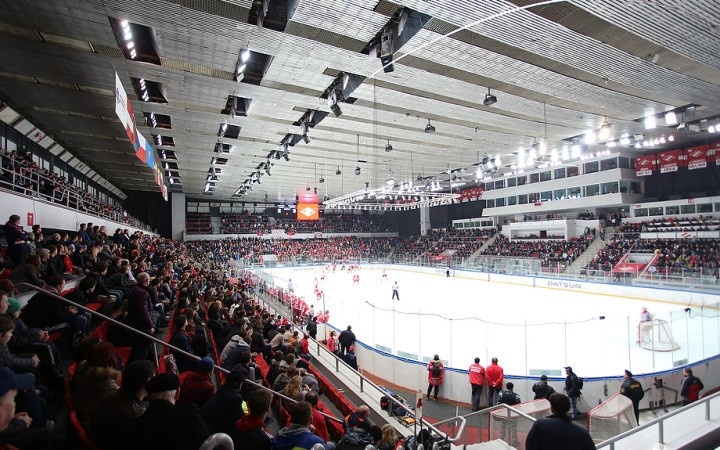 Вид на ледовую площадку. Справа хорошо видны одни из первых VIP-лож в советских ледовых дворцах.